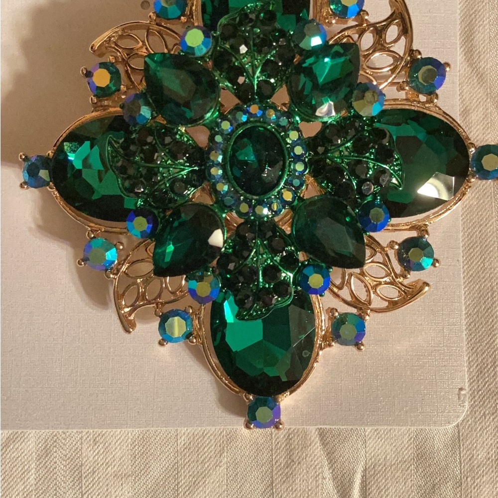 Emerald Green Gemstone Brooch OVERSIZE. - Picture 2 of 3
